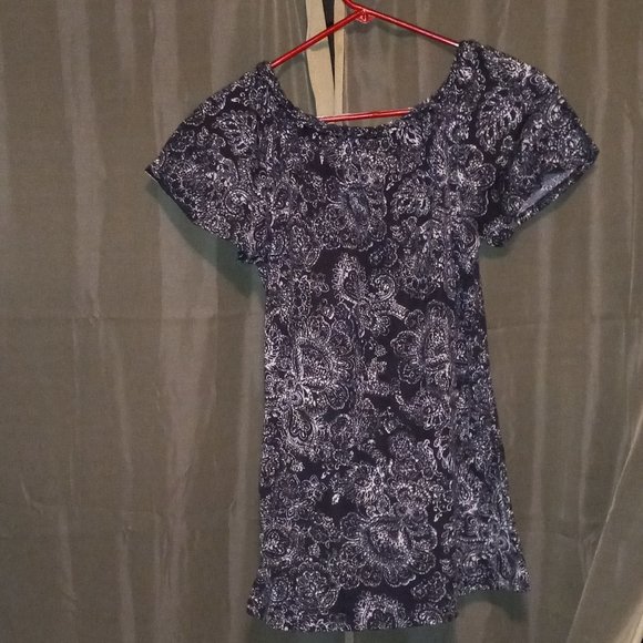 Black & White Flower Design T-Shirt. - Picture 2 of 5